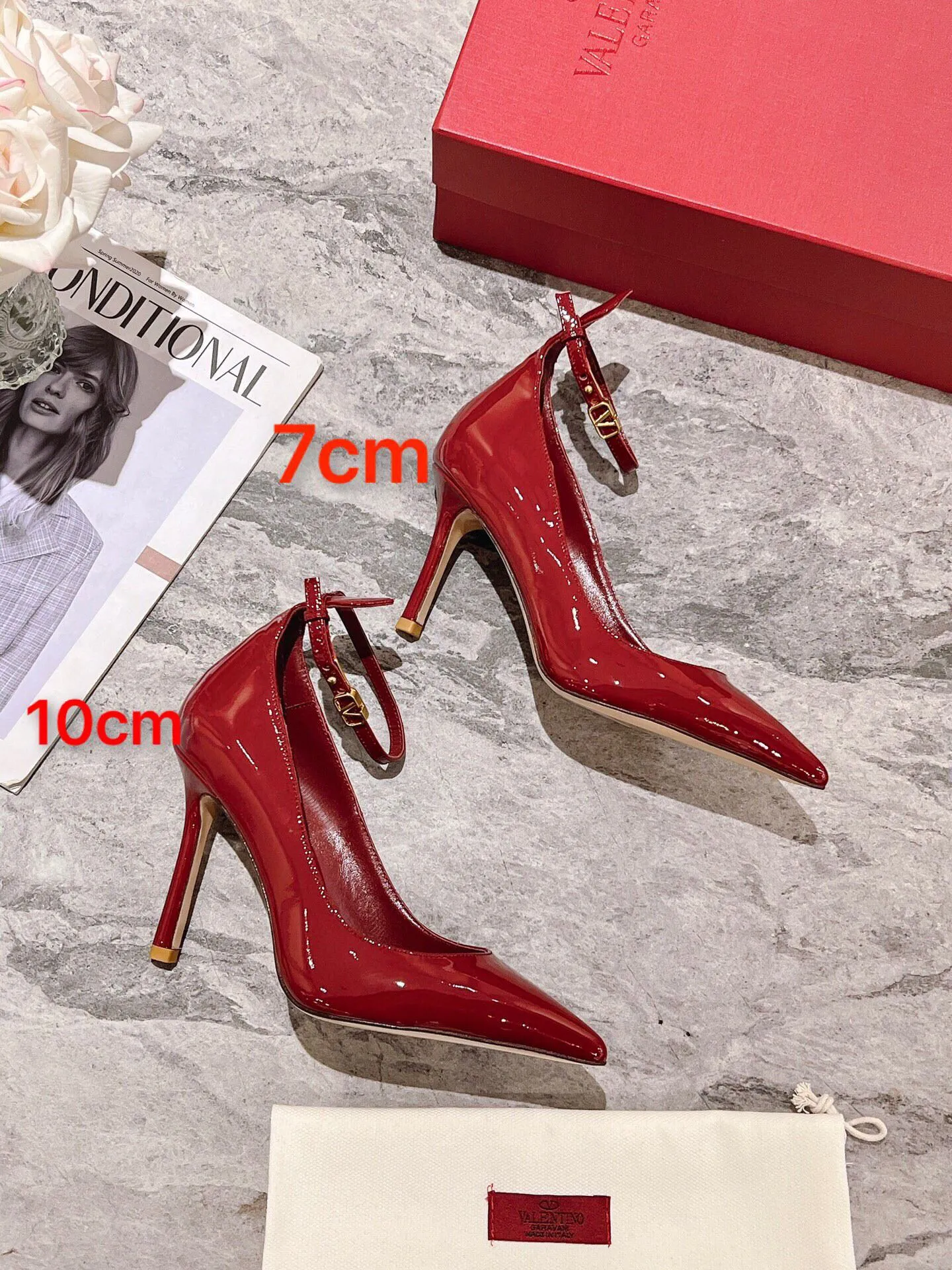 👟👟Ex-factory price 440👟👟 Genuine leather sole +40 Top version 𝑉𝐴𝐿𝐸𝑁𝑇𝐼𝑁𝑂 Valentino new spring and summer women's 6⃣️color patent leather shoes. Unique (small V-label buckle) hardware brings out a full sense of high-end, and the new season will live up to expectations! Worth buying ★ Qipi is absolutely high-grade ❥Original method, absolutely sensual ❥Elegant style, creating a different feeling, simple and elegant style!  Code number: 35-41 (34-42 customized) Fabric: Imported patent leather Lining: Sheepskin lining Heel height: 7cm-10cm2⃣️Various heel height options Leather outsole Rubber outsole